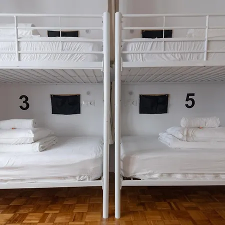 Boogalow Hostel *